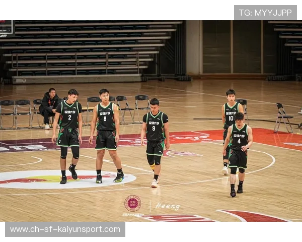 篮球少年背运失误笑出声：逆境中的勇敢与大笑