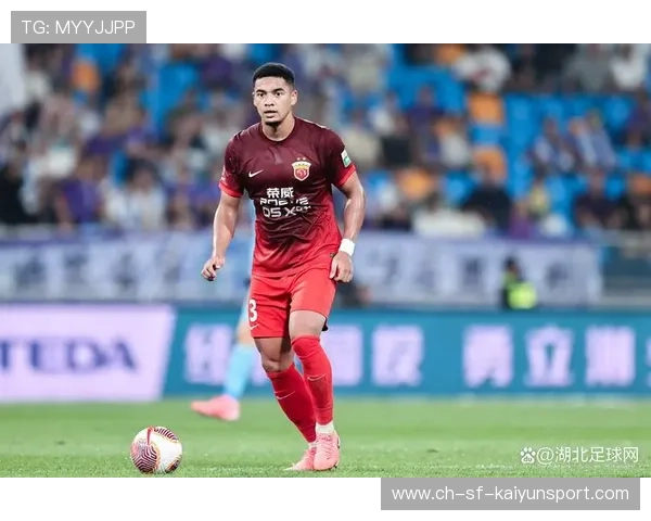 蒋光太在迪拜集训中完成精准铲断,身体机能达世预赛竞技要求 蒋光太在迪拜集训中完成精准铲断,身体机能达世预赛竞技要求